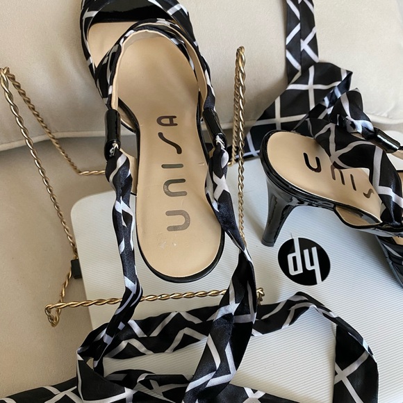 UNISA SHOE BLACK & WHITE LACE UP SANDALS WITH 4” HEELS. NWOT LEATHER INSOLE - Picture 4 of 12